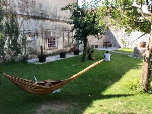 Ein Garten an der Unterkunft InTown Guesthouse Shkoder
