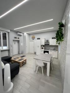 a living room with a table and a kitchen at CA.FOSCARI HARMONY in Milan