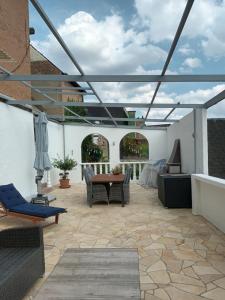 a patio with a table and chairs on a patio at Bürgerhaus Zeltingen Apartments Moselharmonie in Zeltingen-Rachtig