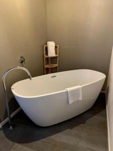 een badkamer met een wit bad bij Agriturismo Albero del Latte in Bagnolo San Vito