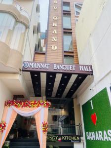 een gebouw met een bord dat de manmit banketzaal leest bij HOTEL S V GRAND in Varanasi