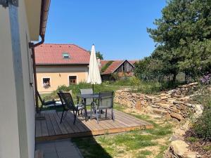 Vonkajšia záhrada v ubytovaní Domek v Podyjí