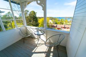 2 sillas en un porche con vistas al agua en Hostel Utö, en Utö