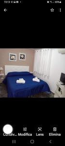 聖安蒂奧科的住宿－CasaMya，一间卧室配有蓝色的床和2条毛巾