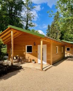 a small cabin with a porch and a table at Ferienhaus Blumenwiese in Schöna