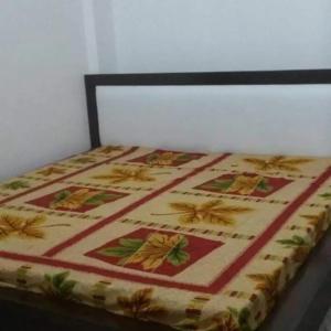 GangānagarにあるGovind Guest Houseのベッド(上に掛け布団付)