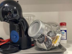 einem Mixer, der auf einem Tresen neben einem Mixer sitzt in der Unterkunft Tenerifeopenhome Luxury comfort Studio in playa Las Americas in Playa de las Americas