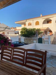a wooden bench sitting in front of a building at Casa Elisa 3 bedrooms 2 bathrooms 4 airco's shared pool in Alcossebre