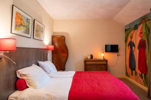 a bedroom with a large bed with a red blanket at Lentemaheerd in Uithuizermeeden