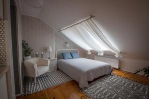 une chambre avec un lit, une chaise et une fenêtre dans l'établissement ApartsW241, à Jelenia Góra
