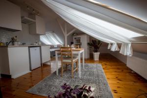 une cuisine et une salle à manger avec une table et des chaises dans l'établissement ApartsW241, à Jelenia Góra