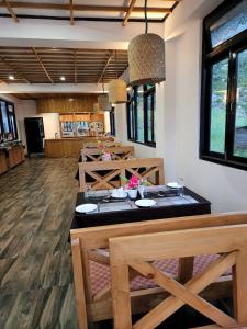 um restaurante com uma sala de jantar com mesas e cadeiras em Rufina Lachung Kunga em Lachung