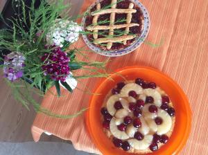 a table with an orange bowl of fruit and a pie at B&B La Marmotta in Malè