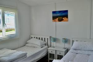 Tempat tidur dalam kamar di Holiday Chalet at Gwithian Sands in Cornwall