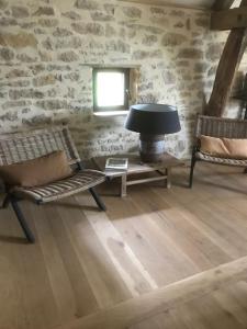Mayrinhac-Lentour的住宿－Ratatouille，客厅配有两把椅子和台灯