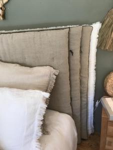 Mayrinhac-Lentour的住宿－Ratatouille，一组枕头,放在一张带墙壁的床上