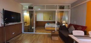 チェンマイにあるHome at Bazaarのソファとテレビのあるリビングルーム