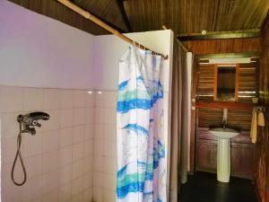Et badeværelse på Chambres d'hôtes Villa Les Orchidées Chez Ago