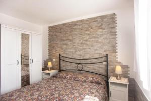 a bedroom with a brick wall and a bed at Villa Litoranea Santa Margherita di Pula in Domus de Maria