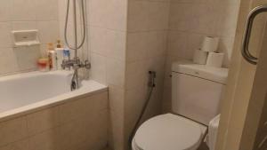 チェンマイにあるHome at Bazaarの白いトイレと洗面台のあるバスルーム