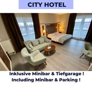 ein Hotelzimmer mit einem Bett und einem Wohnzimmer in der Unterkunft City Hotel Frankfurt Bad Vilbel in Bad Vilbel