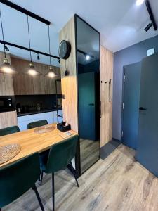 Kuchnia lub aneks kuchenny w obiekcie Loft Klonowa - Apartament z garażem