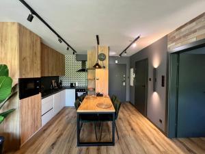 Kuchnia lub aneks kuchenny w obiekcie Loft Klonowa - Apartament z garażem