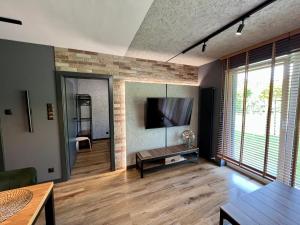 Telewizja i/lub zestaw kina domowego w obiekcie Loft Klonowa - Apartament z garażem