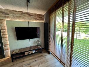 Telewizja i/lub zestaw kina domowego w obiekcie Loft Klonowa - Apartament z garażem