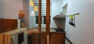 チェンマイにあるHome at Bazaarのキッチン(カウンター、調理器具付)