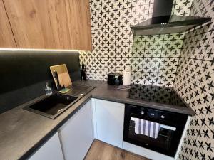 Kuchnia lub aneks kuchenny w obiekcie Loft Klonowa - Apartament z garażem