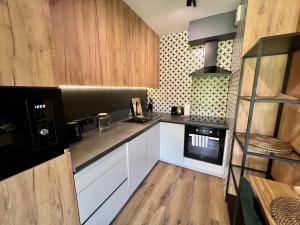 Kuchnia lub aneks kuchenny w obiekcie Loft Klonowa - Apartament z garażem
