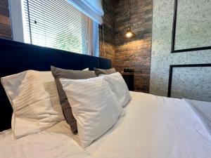Łóżko lub łóżka w pokoju w obiekcie Loft Klonowa - Apartament z garażem