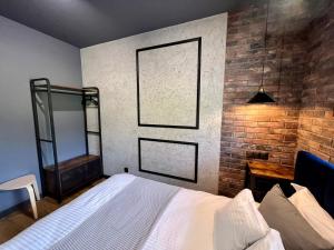 Łóżko lub łóżka w pokoju w obiekcie Loft Klonowa - Apartament z garażem