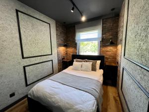 Łóżko lub łóżka w pokoju w obiekcie Loft Klonowa - Apartament z garażem