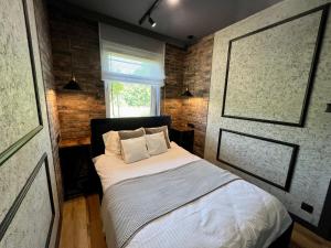 Łóżko lub łóżka w pokoju w obiekcie Loft Klonowa - Apartament z garażem