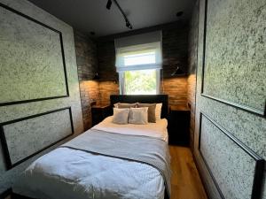 מיטה או מיטות בחדר ב-Loft Klonowa - Apartament z garażem