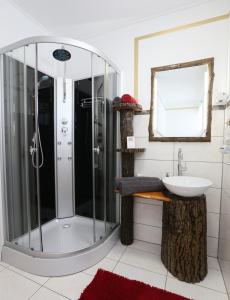 een badkamer met een douche en een wastafel bij EHM Resort Mesteri in Mesteri
