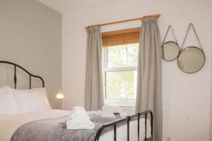 a bedroom with a bed and a window at Sydney Wharf House in Bath