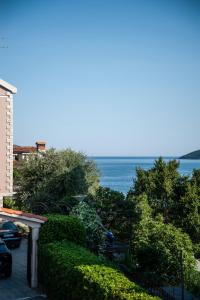 ヘルツェグ・ノヴィにあるSOKO APARTMENTS Huoneistohotelli SOKOの建物のバルコニーから海の景色を望めます。 +48枚の写真