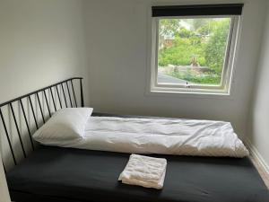 Een bed of bedden in een kamer bij Stetind Hostel