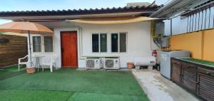 Patio nebo venkovní prostory v ubytování Home at Nimman