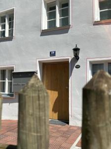 a building with a wooden door in front of it at Ferienwohnung Lechraum in Landsberg am Lech in Landsberg am Lech