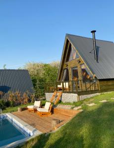 una casa con terraza junto a una piscina en Sapanca Mea Vita, en Sapanca