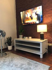 TV a/nebo společenská místnost v ubytování Apartamenty pod Jasną Górą