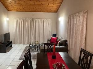 Devine Stay- Margate في مارغيت: غرفة معيشة مع طاولة وأريكة
