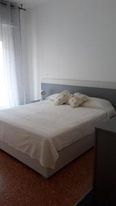 ein Bett mit zwei Kissen darauf in einem Schlafzimmer in der Unterkunft A casa di Anna in Finale Ligure