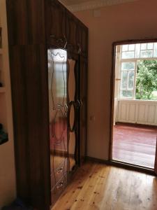 Guest House Eceri في ميستيا: غرفة مع خزانة خشبية كبيرة مع نافذة