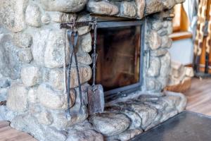 kamienny kominek z oknem w pokoju w obiekcie Willa Gawra w Zakopanem