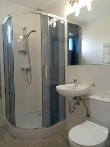 Ванная комната в Over Lake-domki,apartamenty